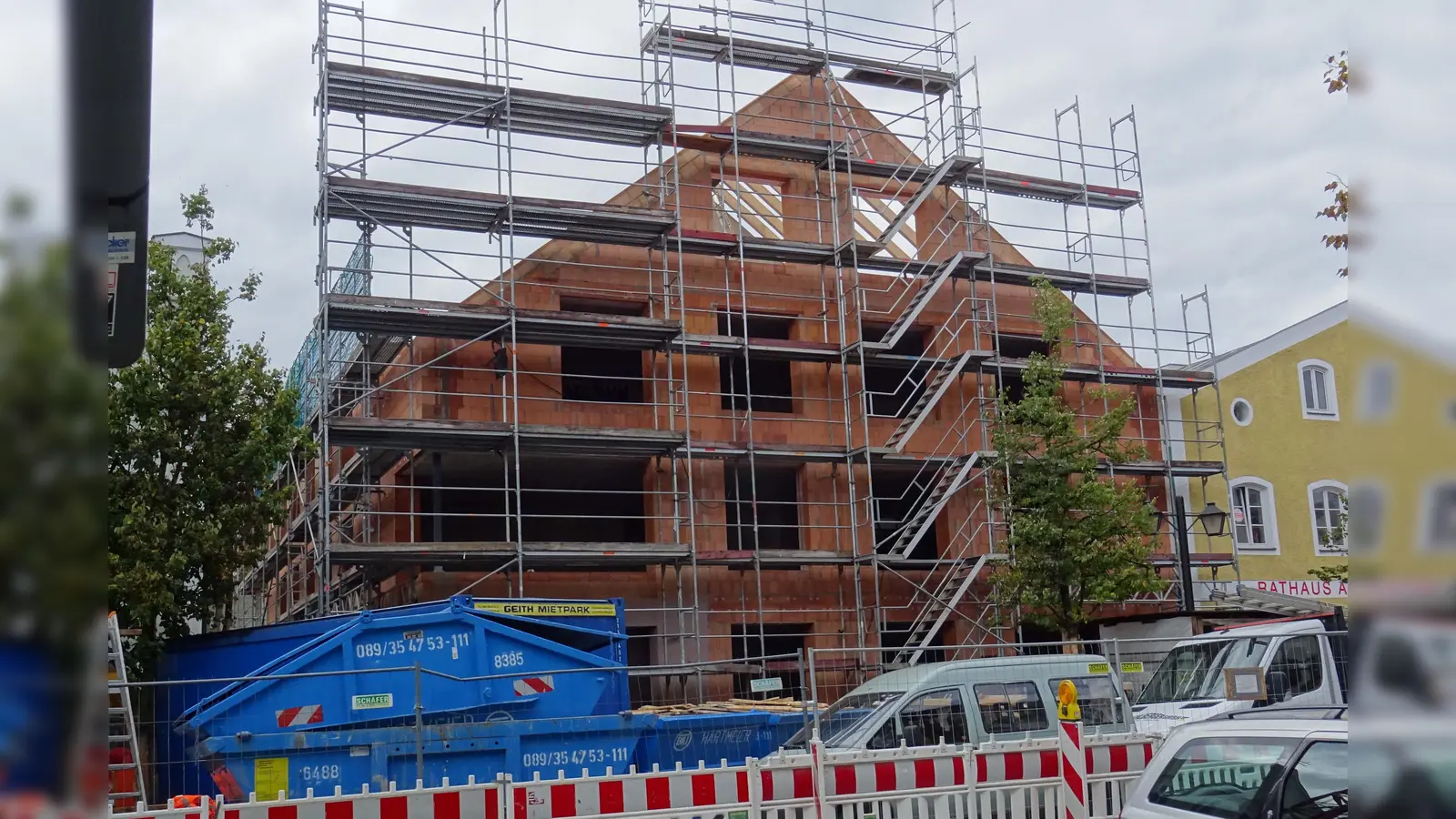 Der Bau des neuen, zweiten Rathauses in Erding kommt gut voran. Bereits Ende September wurde Richtfest für das 8,4-Millionen-Euro-Projekt gefeiert. (Foto: kw )