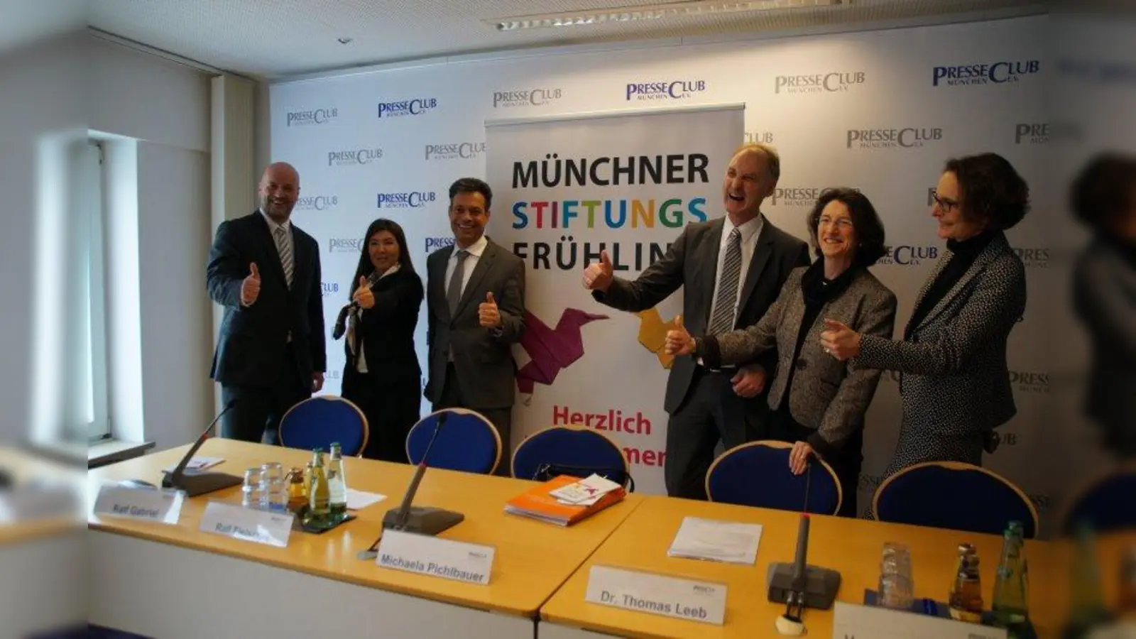 Beim MSF mit ihren Projekten vertreten (von links): Ralf Fleischer (Vorstandsvorsitzender der Stadtsparkasse München), Bettina Model (Geschäftsführerin Deutsche Kinderrheuma-Stiftung), Dr. Thomas Leeb (BMW Stiftung), Ralf Gabriel (Geschäftsführer der Münchner Kultur GmbH), Michaela Pichlbauer (Vorstand der Günther Rid Stiftung für den bayrischen Einzelhandel) und Verena Walterspiel (Vorstand der Magda Bittner-Simmet Stiftung). (Foto: jcs)