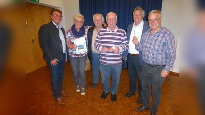 Die Preisträger beim CSU-Schafkopfturnier in Pliening: (v. l.): Bürgermeister Roland Frick, Brigitte Schön, Franz Plötz, Rudi Langer, Georg Rittler und Martin Dicker. (Foto: VA)