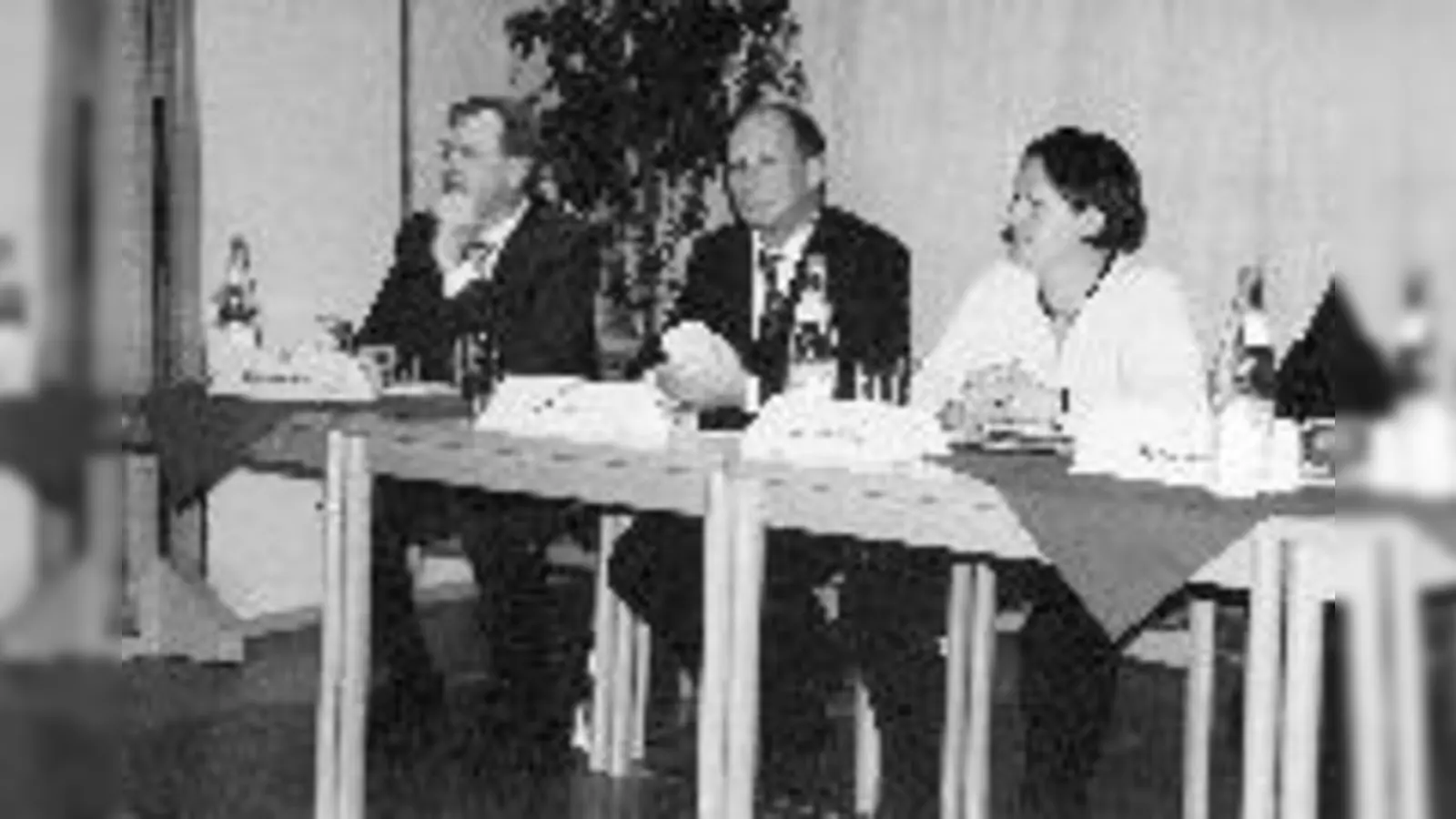 Franz Maget, MdL (Mitte) stellte sich, genau wie Dr. Johannes Singhammer, MdB und Theresa Schopper den kritischen Fragen. 	 (Foto: Privat)