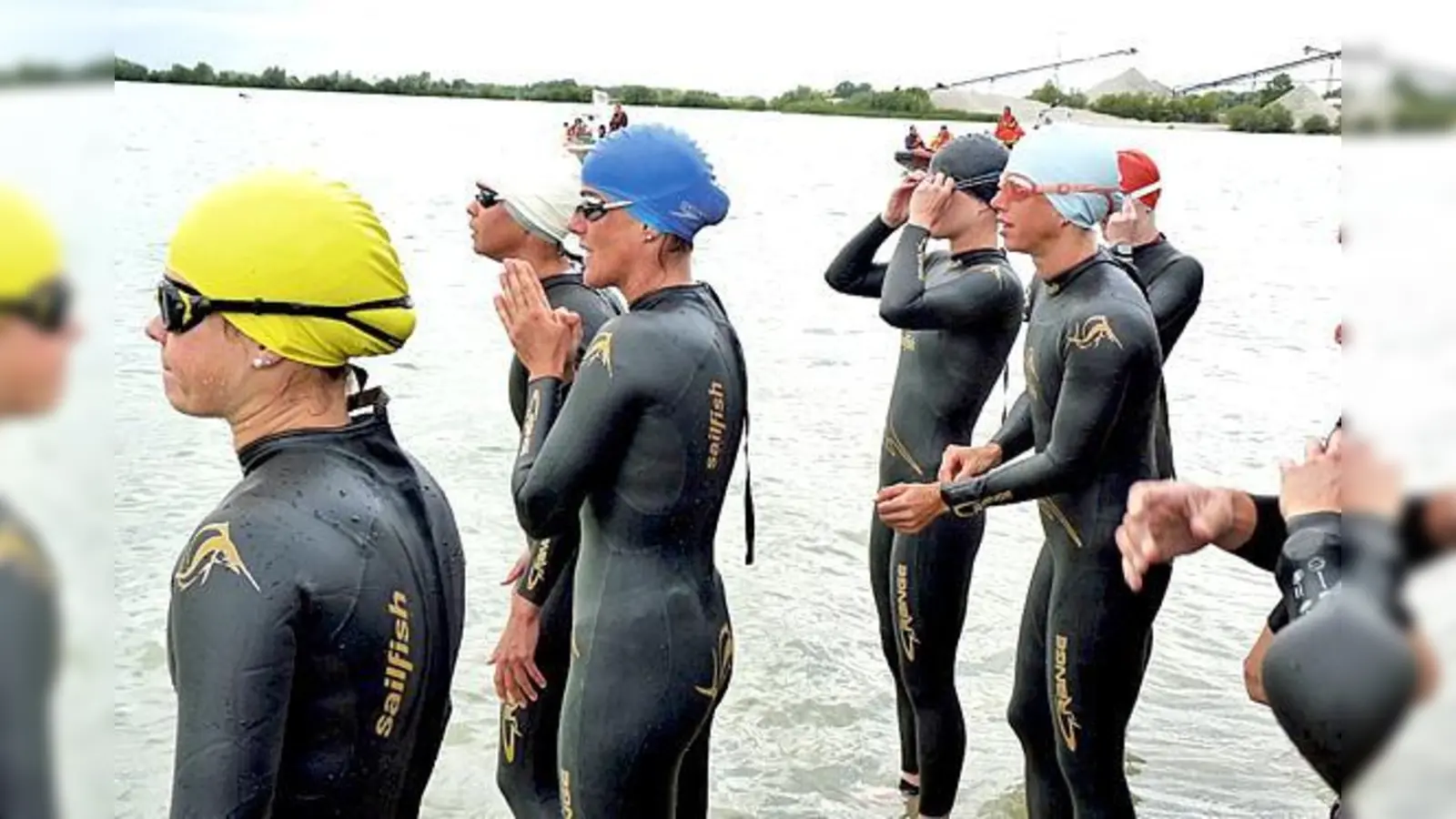 Frauen vor dem Schwimmstart: Auch dieses Jahr springen wieder viele Teilnehmerinnen ins 19 Grad kalte Wasser des Kronthaler Weihers. 	 (Foto: bb)