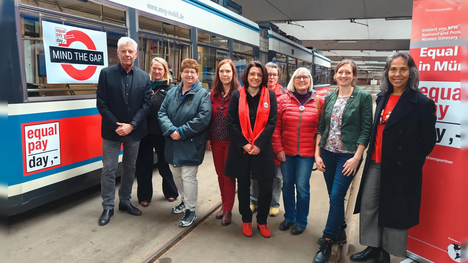 OB Dieter Reiter hat das Startsignal für die Kampagnen-Tram zum Equal Pay Day gegeben. (Foto: Robert Bösl)