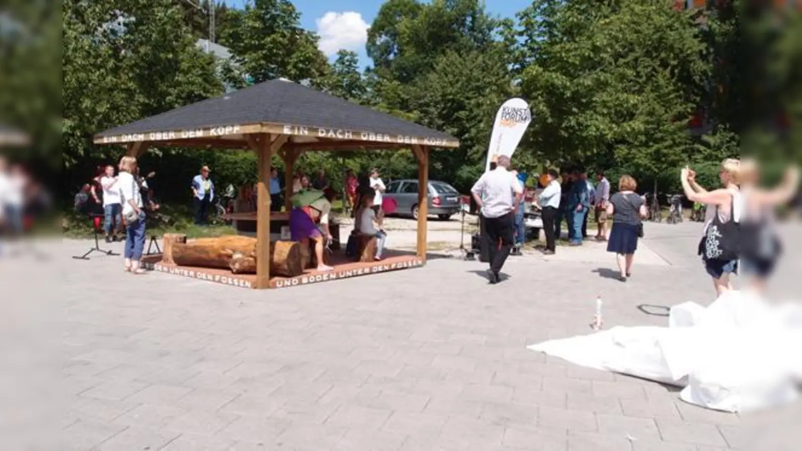 Ist bald Geschichte: Die Installation „Obdach” am Untergiesinger Hans-Mielich-Platz.  (Foto: BI Mehr Platz zum Leben)