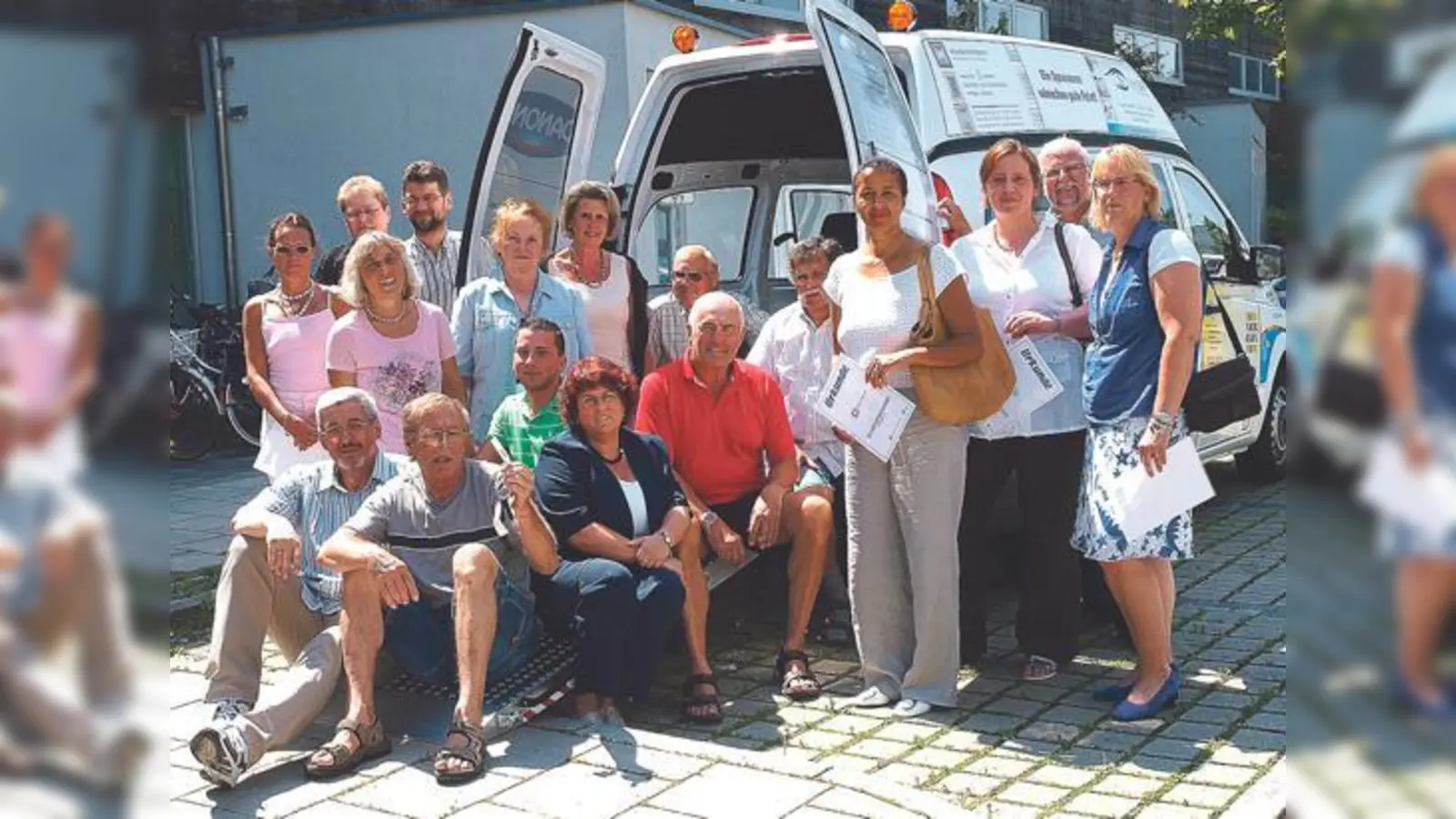 Bei der Jubiläumsfeier wurde der Tagespflege ein neues Fahrzeug übergeben.	 (Foto: Rammelsberger)