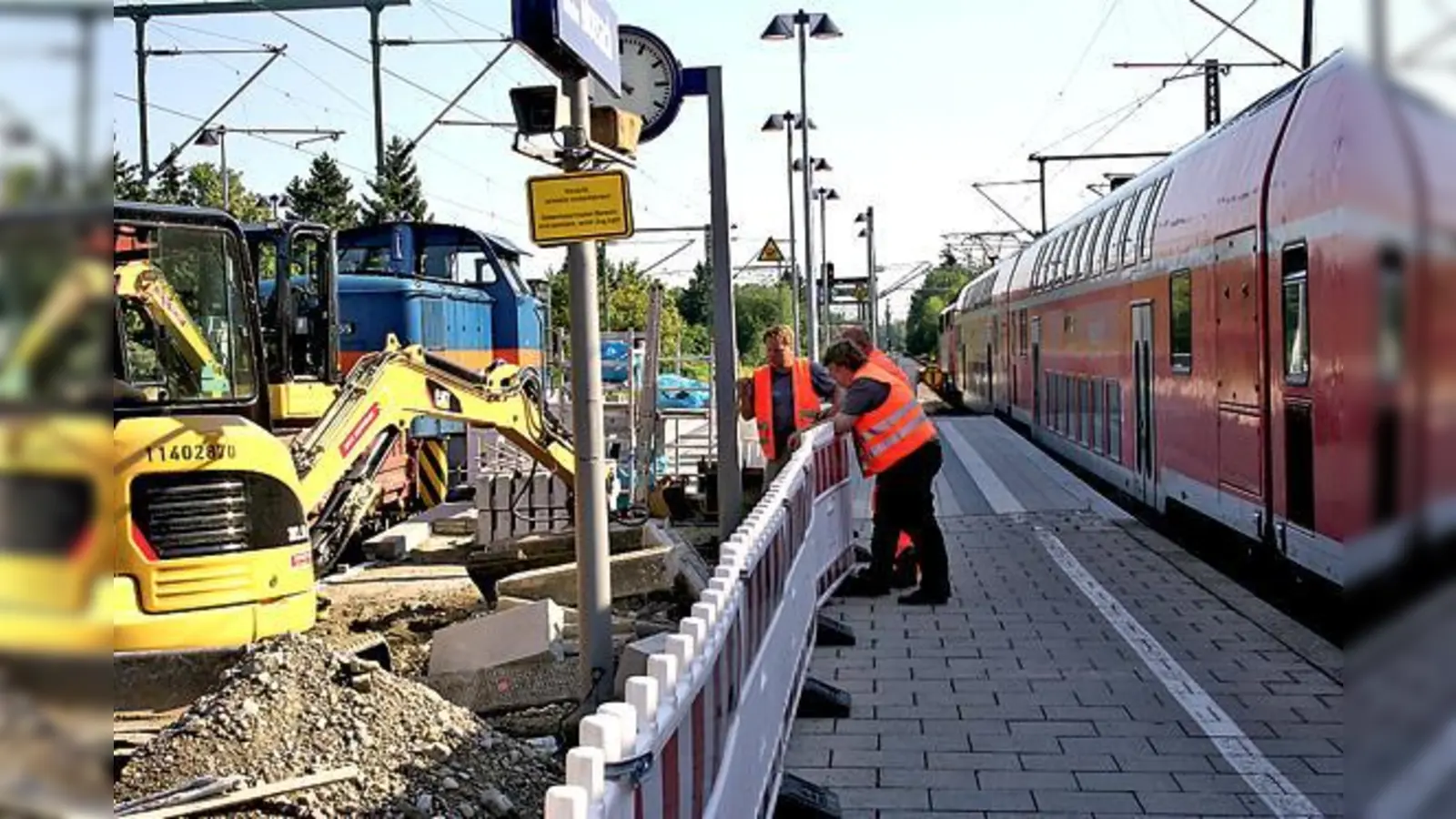 Seit kurzem werden die maroden Bahnsteigdächer am S-Bahnhof Moosach saniert.	 (Foto: ws)
