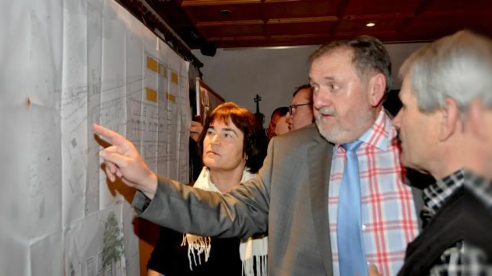 Bürgermeister Franz Finauer erläutert den Bürgern anschaulich die Planungen für die Zukunft . 	 (Foto: Sybille Föll)