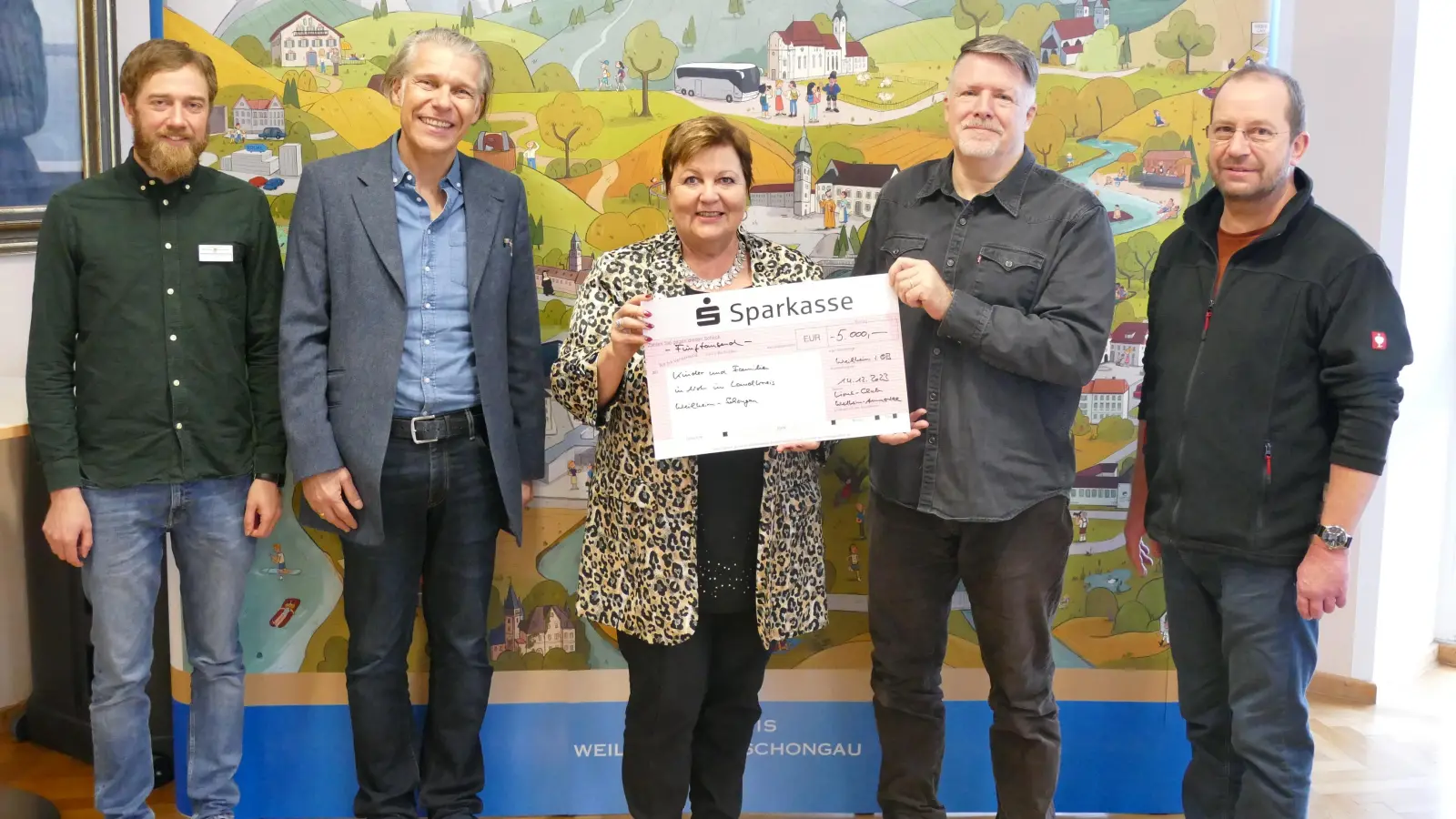 Hilfe für bedürftige Familien (von links): Wolfgang Herz und Jürgen Wachtler vom Amt für Jugend und Familie sowie Landrätin Andrea Jochner-Weiß freuten sich über die hohe Spendensumme, die Robert Stöppel und Dr. Bernhard Kann im Namen des Lions Clubs Weilheim-Ammersee überreichten.  (Foto: LRA)