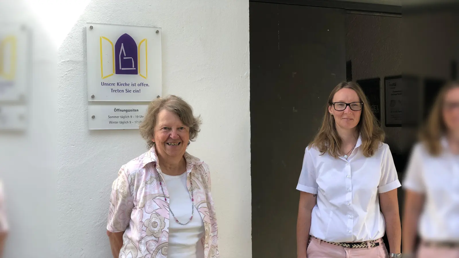 Die Vorsitzende des Diakonievereins Immanuel-Nazreth, Ruth Stark und die Pflegedienstleistung Marie-Christin Kiwatrowski vor der Immanuel-Nazareth-Pfarrei.  (Foto: hw)