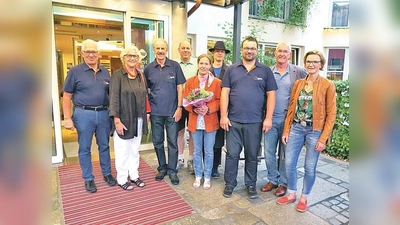 Eva Pirsig (mit Blumenstrauß) ist das 500. Mitglieder des  Allgemeinen Deutschen Fahrrad-Clubs Erding.	  (Foto: Verein)