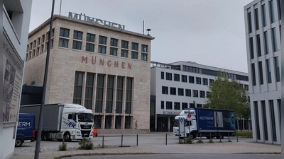 Die denkmalgeschützte Wappenhalle des Flughafens Riem, umgeben von Neubauten: Wie hat sich die Messestadt entwickelt? (Foto: bas)