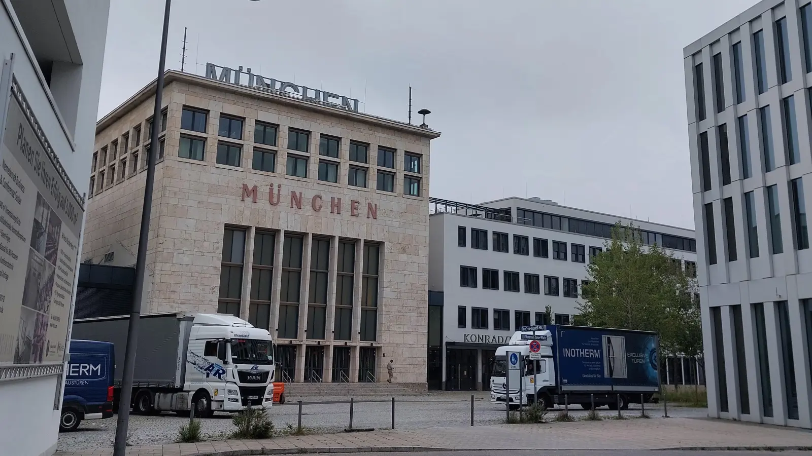 Ein Ziel wird die denkmalgeschützte Wappenhalle des Flughafens München-Riem (links) sein. (Archivbild: bas)
