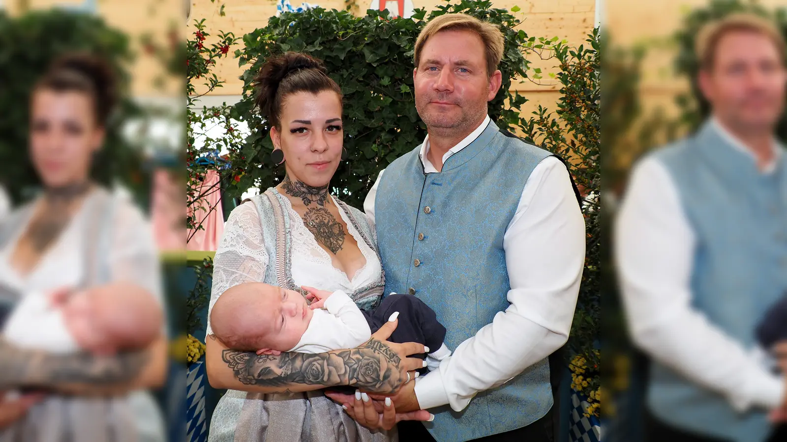 Das Wirte-Ehepaar Jessica und Andreas Avi ließen ihr Kind, den kleinen Liam, auf der Wiesn bei einem Gottesdienst taufen. (Foto: Ingeborg Hoffmann)
