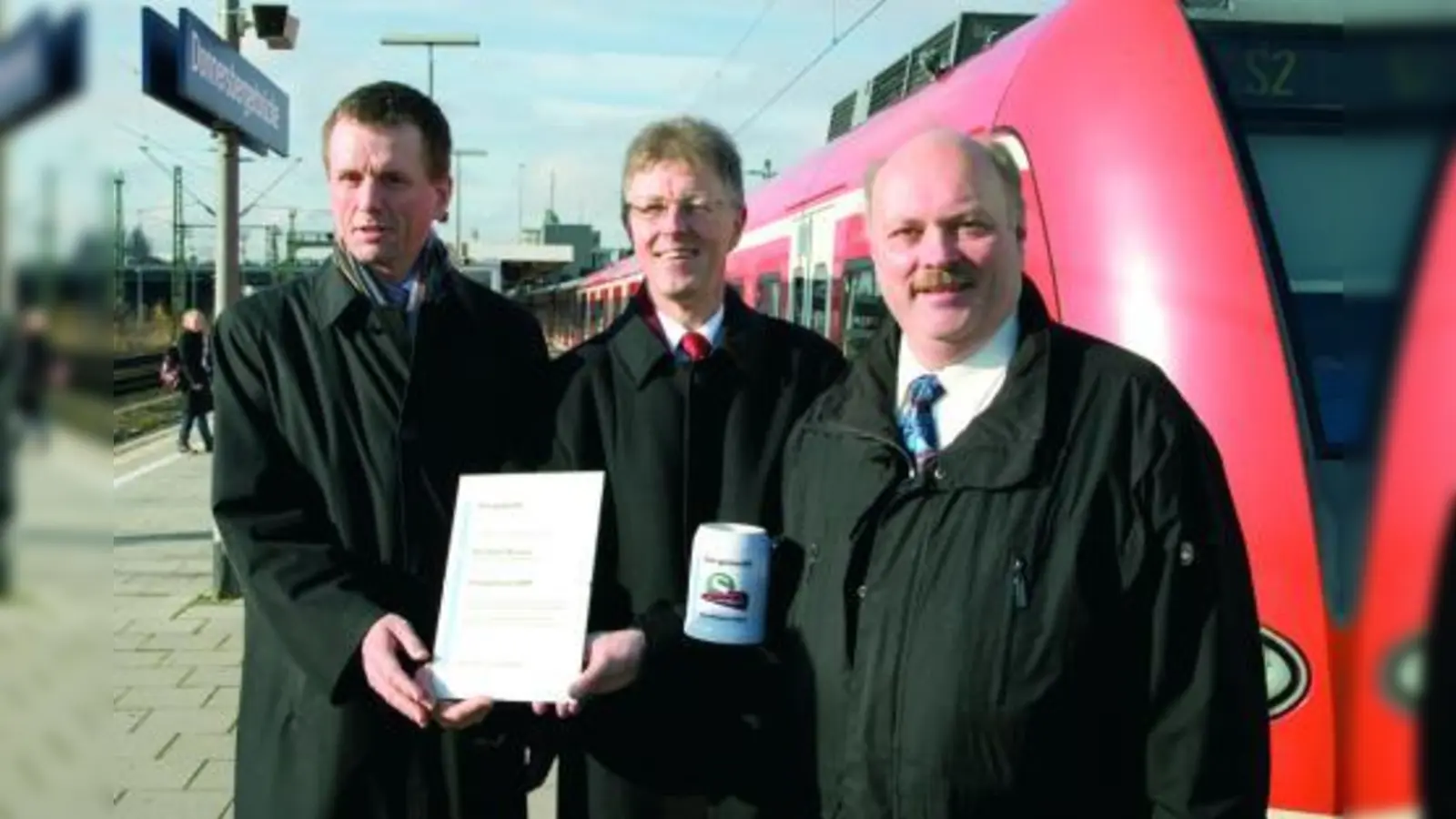 Klaus-Dieter Josel, Konzernbevollmächtigten für das Land Bayern, Bernhard Weisser und Andreas Nagel von der „Aktion Münchner Fahrgäste“. (Foto: pi)