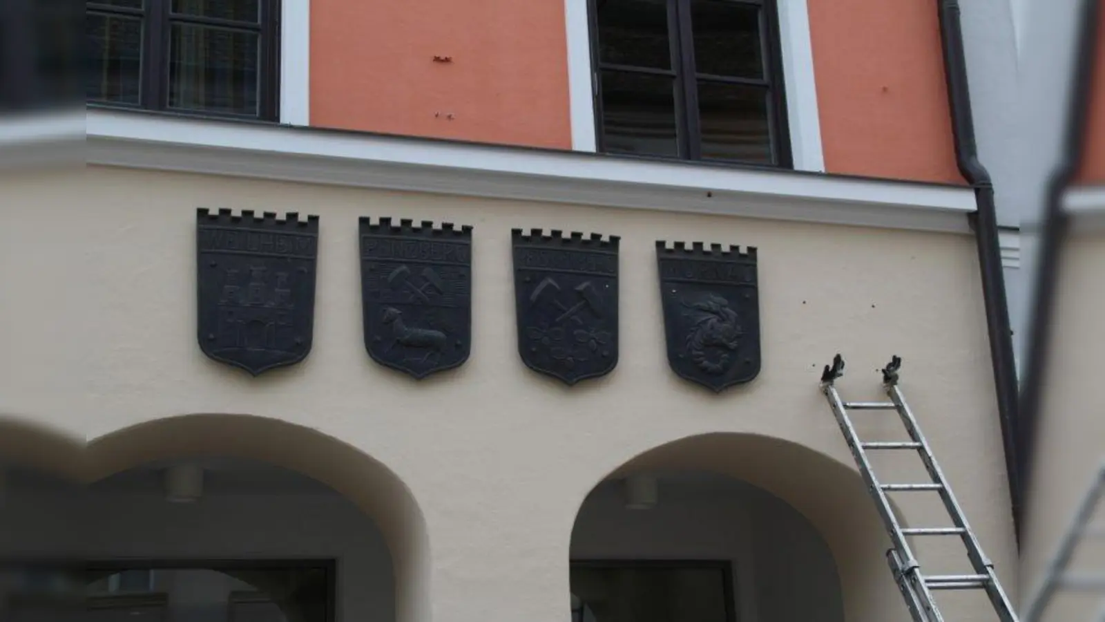 Noch fehlt sie, die Tafel mit dem fünften Wappen über dem Eingang zur Sparkasse Oberland, doch die Löcher sind bereits gebohrt. (Foto: mka)