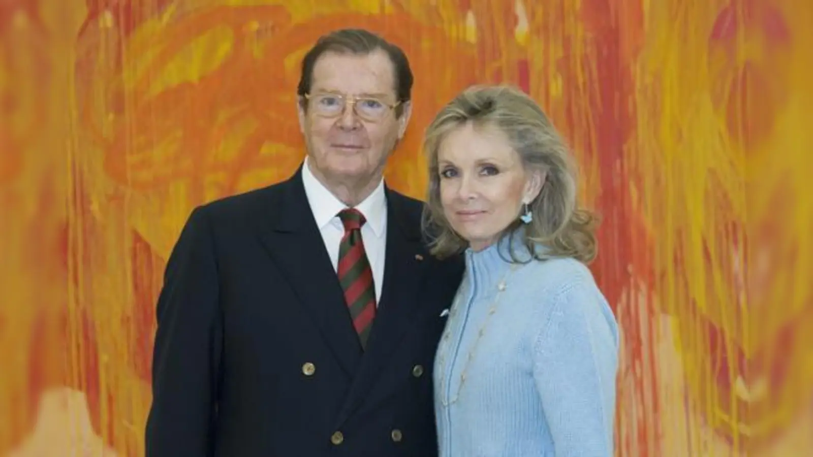 Roger Moore und seine Frau Kristina Tholstrup vor Ohne Titel (Roses) von Cy Twombly. 	 (Foto: Nicole Wilhelm)