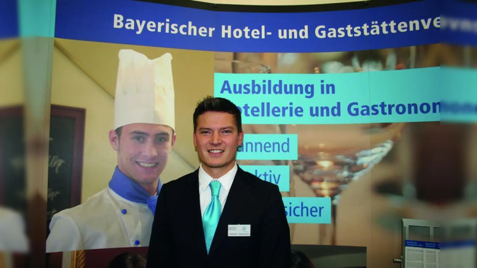 Der Bayerische Hotel- und Gaststättenverband und Dehoga Bayern stehen als Branchenverband für alle Berufe und Ausbildungen in diesem Sektor. Es gibt in der Hotellerie und Gastronomie sechs unterschiedliche Berufe wie Koch und Hotelkaufmann, das sind die beliebtesten – „diese sechs Berufe sind die Basis für 111 andere Berufe, “, so Susanne Droux, BHG-Geschäftsführerin Berufsbildung/Branchenförderung.  Zudem gebe es eine weltweite Jobgarantie sowie eine Studienberechtigung. Listen zur Ausbildung in den einzelnen Hotellerie- und Gastronomiebetrieben können beim Bayerischen Hotel- und Gaststättenverband angefordert werden. Näheres unter www.dehoga-bayern.de   . (Foto: WS)