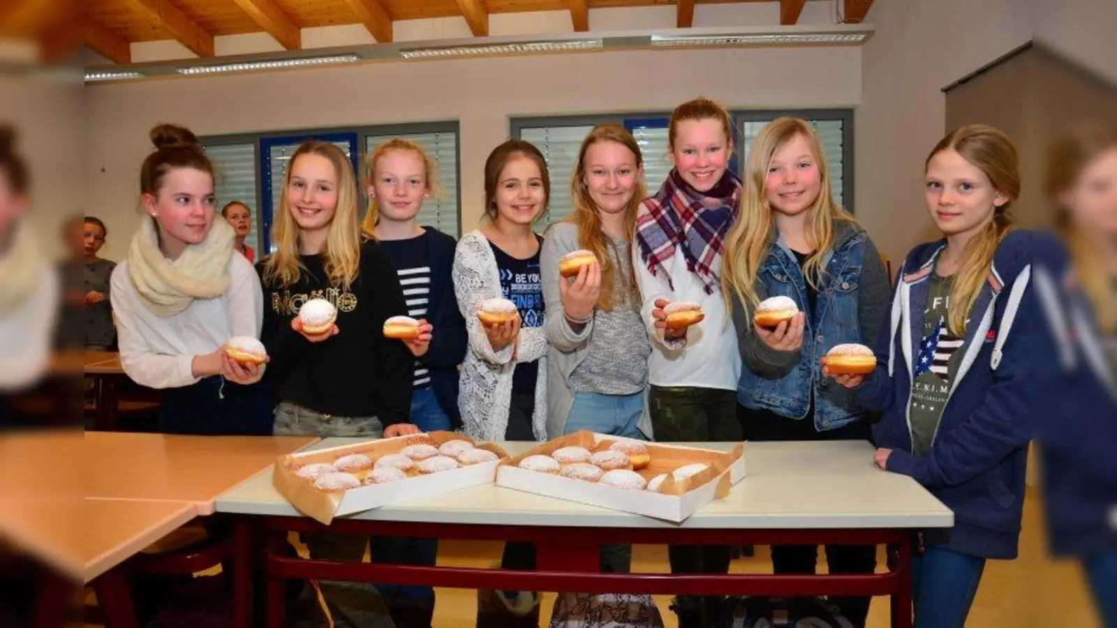 &amp;quot;Krapfen für alle!&amp;quot; hieß es in der Klasse 6a des Gymnasiums in Kempfenhausen. Die Schüler selbst wussten nichts von ihrem Glück. Beworben hatte sich die Mutter eines der Mädchen. Die Klasse freute sich über 25 Krapfen der Bäckerei Jakob aus Feldafing. (Foto: Essberger)