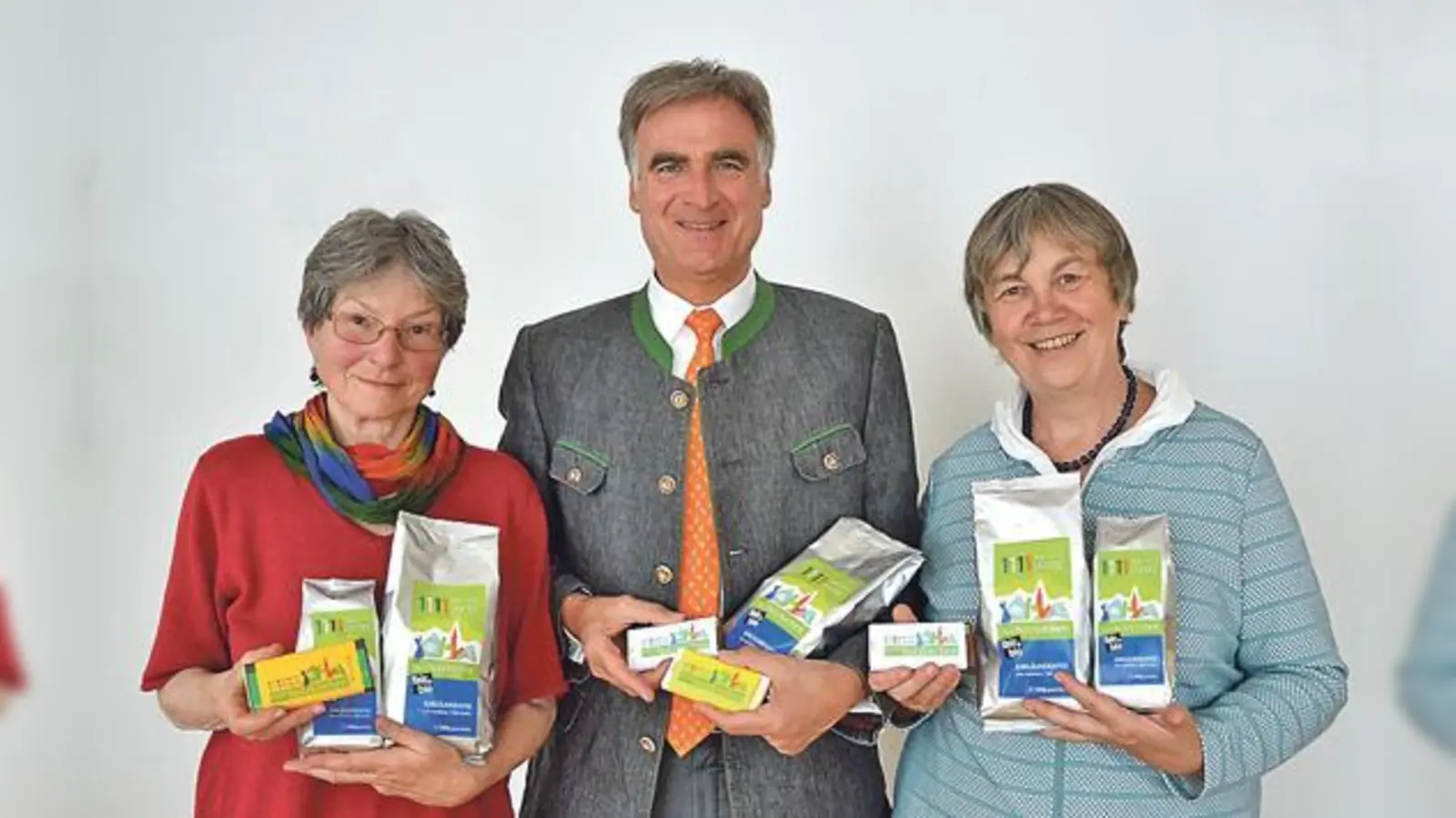 Heidi Marquardt, Weltladen Holzkirchen, Olaf von Löwis, Erster Bürgermeister und Inge Pflügel, 2. Vorstand des Weltladens Holzkirchen mit den Jubiläumsprodukten. 	 (Foto: VA)