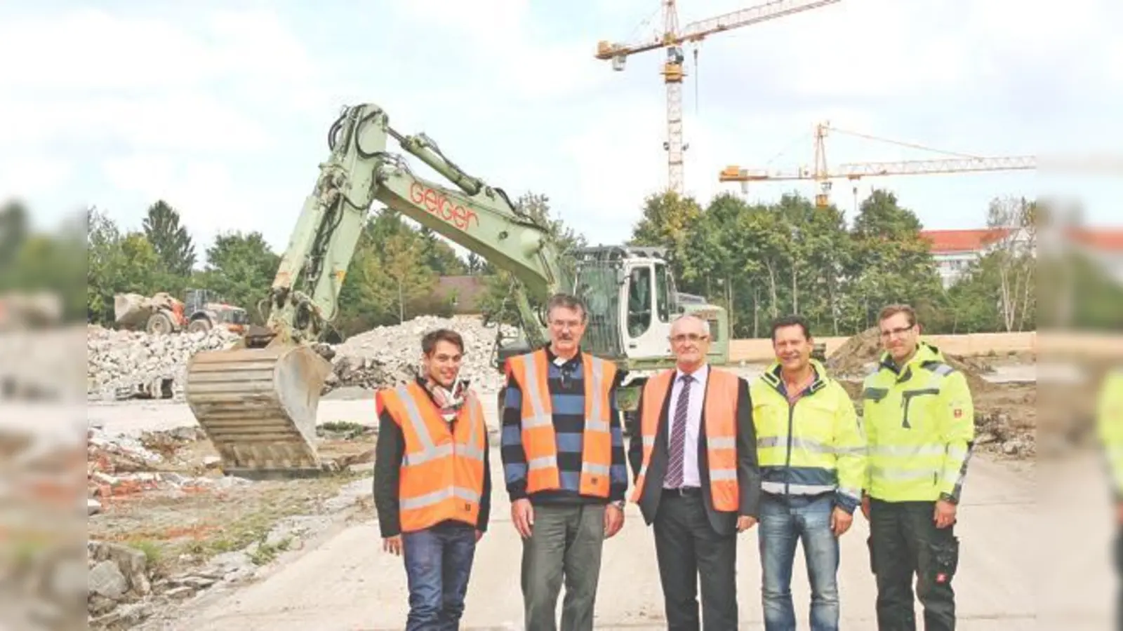 Für das geplante Gymnasium München-Nord erfolgt derzeit die Räumung des ehemaligen Kasernengeländes. Rudolf Deser (M.) erläuterte am Montag mit Fachleuten die Räumung des Kasernengeländes.	 (Foto: ws)