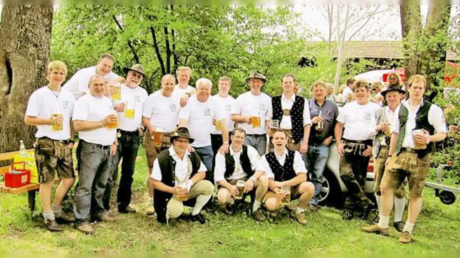 Ein Foto für die Annalen: Die Mannschaft des Maibaum-Vereins Landsham. 		 (Foto: VA)