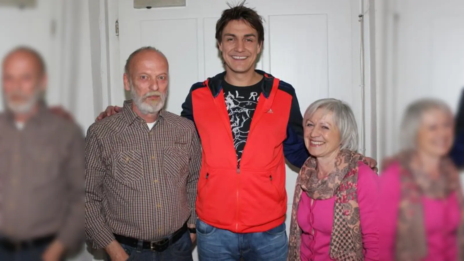 Matze Knop (Mi.) begeisterte das Münchner Publikum im Schlachthof. Auch das Ehepaar Waßmann, das den Comedian persönlich kennen lernen durfte, war sehr angetan von Knops unkomplizierter Art. . 	 (Foto: sh)