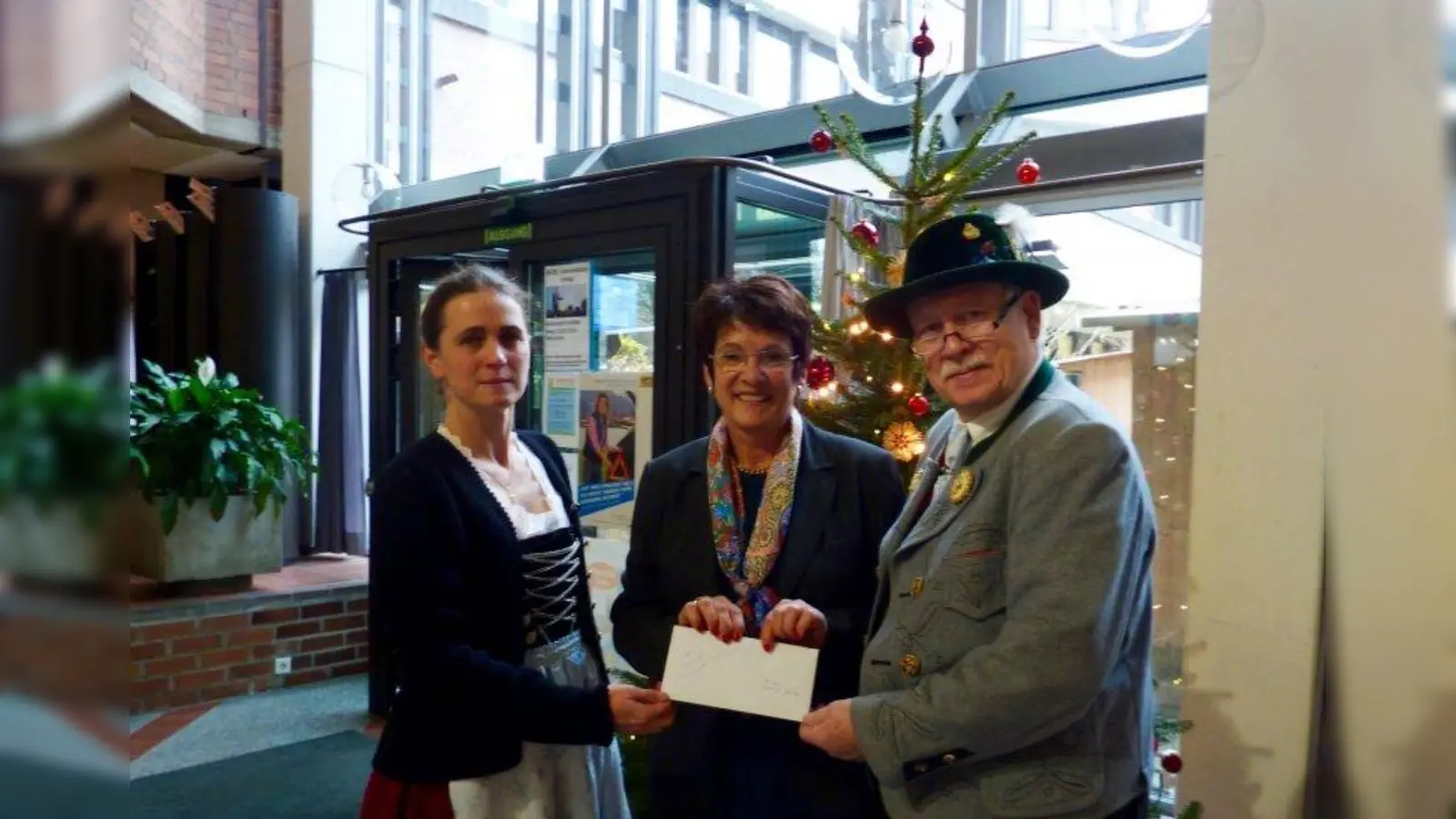 Bei der Spendenübergabe des Trachtenvereins im Rathaus-Foyer mit Sahra Stimmer, Bürgermeisterin Brigitte Kössinger und Axel Zehentbauer (v.l.). (Foto: Gemeinde Gauting)