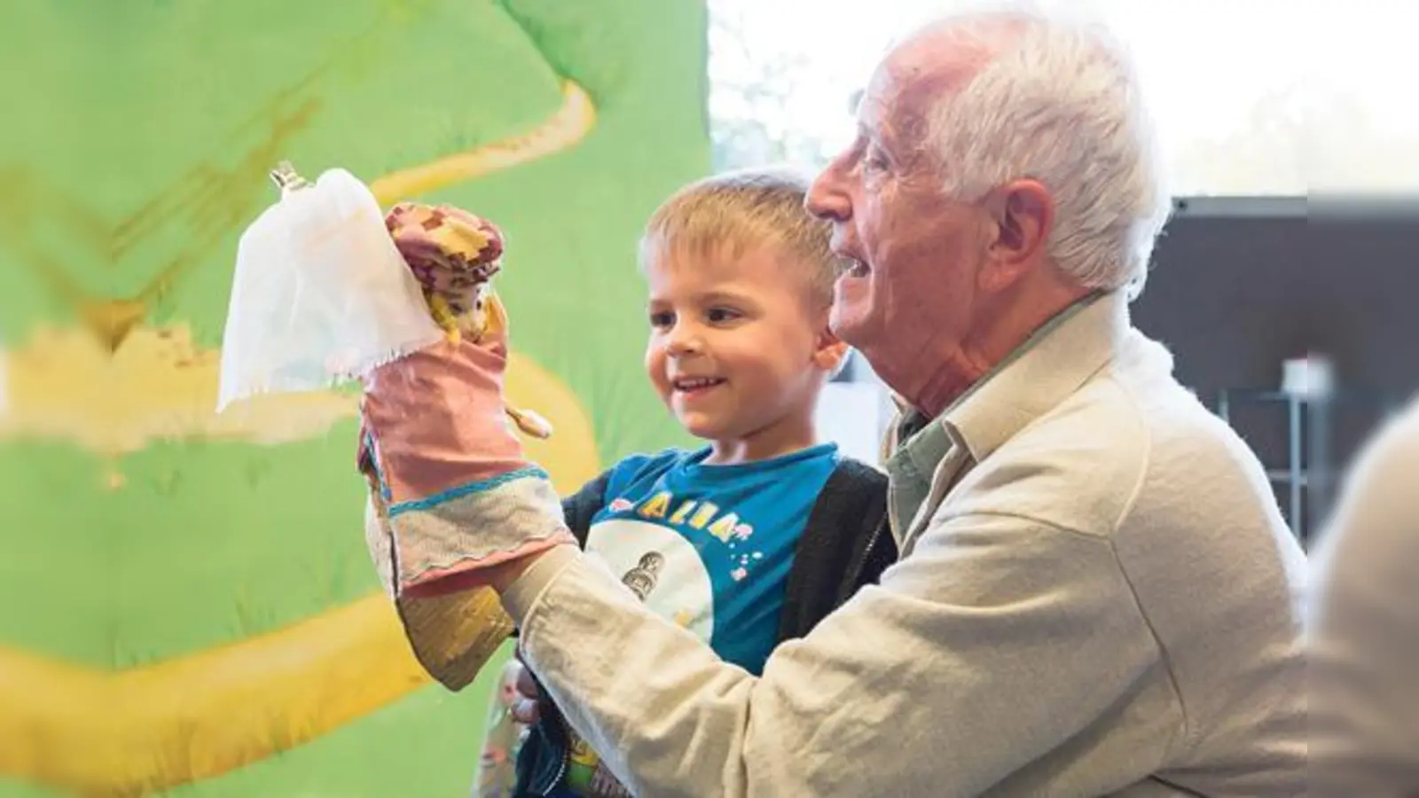Henning Schroedter-Albers erzählt das Märchen »Frau Holle«. Die Kinder dürfen dabei mitspielen.	 (Foto: VA)
