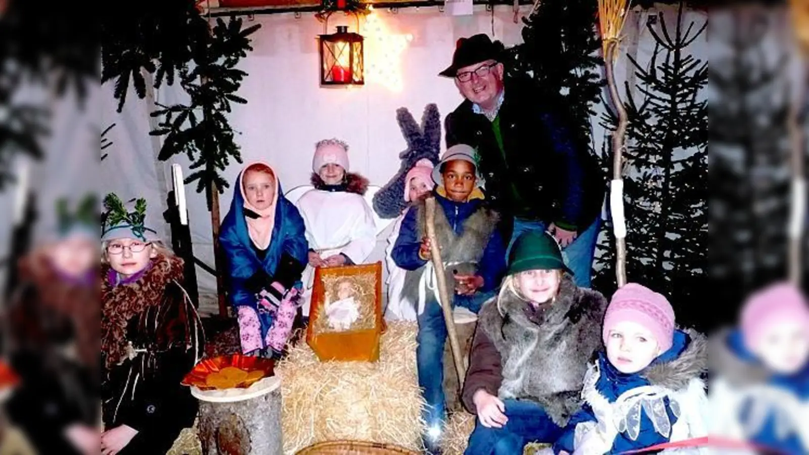 Alois Rath mit seinen kleinen Krippen-Darstellern auf dem Haarer Christkindlmarkt.	 (Foto: privat)
