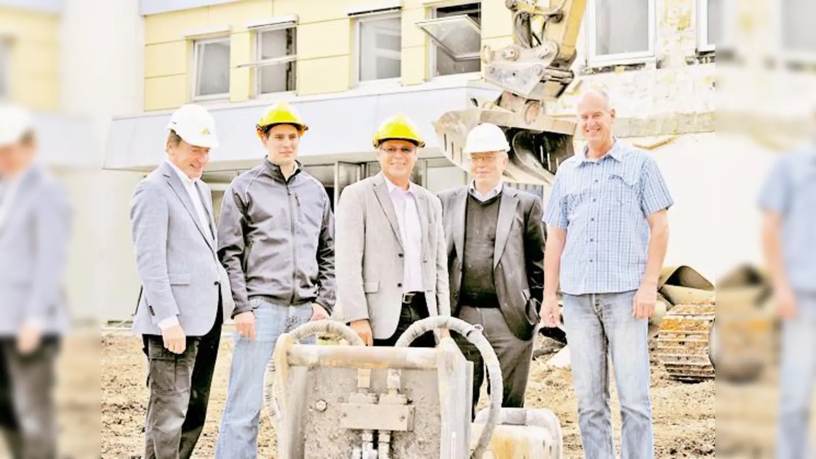 Den Abriss des Querbaus beobachten (v. l.) Manfred Bergmann, Patrik Kohlert, Bürgermeister Edwin Klostermeier, Hannes Kopp und Walter Pusch.	 (Foto: esm)