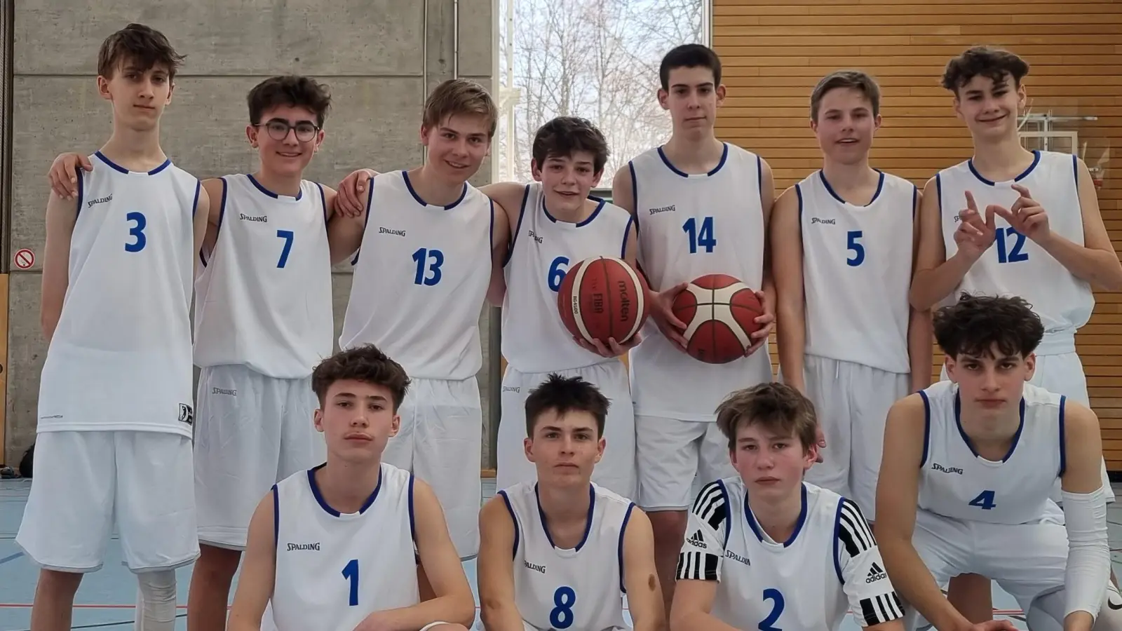 Freuten sich über ihren zweiten Saisonsieg (hinten von links): Oliver Sappa, Maximilian Scheck (2 erzielte Punkte), Benjamin Wolf (4), Liam Wirth (10), Noam Klaiman (4), Max Brosig (4), Sebastian Reiss (13) sowie (vorne von links) Leon Mulaj, Justus Englisch, Kian Weissenseel (9), Carl-Georg Dehnen (8). (Foto: TSV Starnberg)