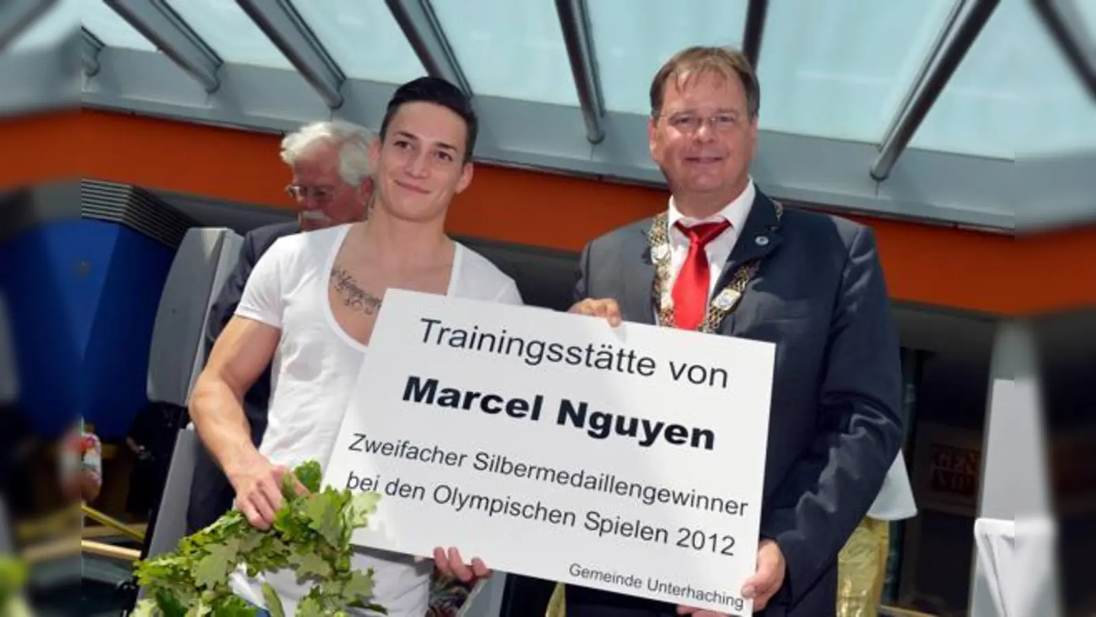 Wolfgang Panzer mit Marcel Nguyen und der neuen Ehrentafel.	 (Foto: Claus Schunk)
