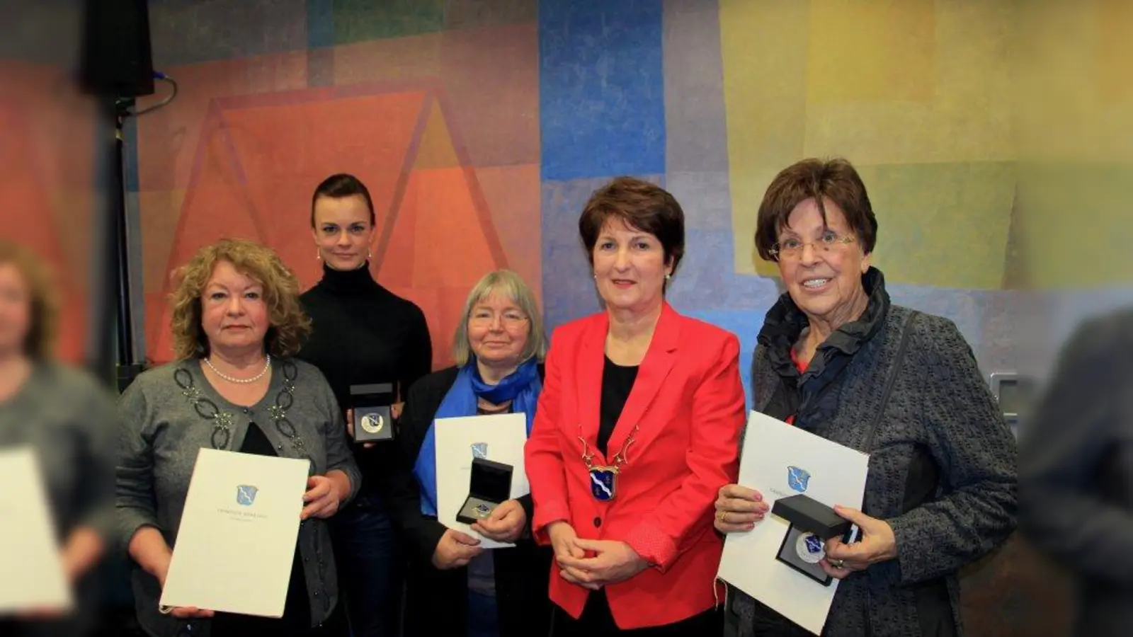 Kraillinger Neujahrsempfang mit Bürgerehrung: Bürgermeisterin Christine Borst (2.v.r.) mit den Geehrten Christiane Stark und Maximiliane Mehringer (v.r.) sowie mit Susanne und Eva Brüschwiler (v.l.), die die Bürgermedaille für den verstorbenen Eugen Brüschwiler entgegennahmen. (Foto: us)