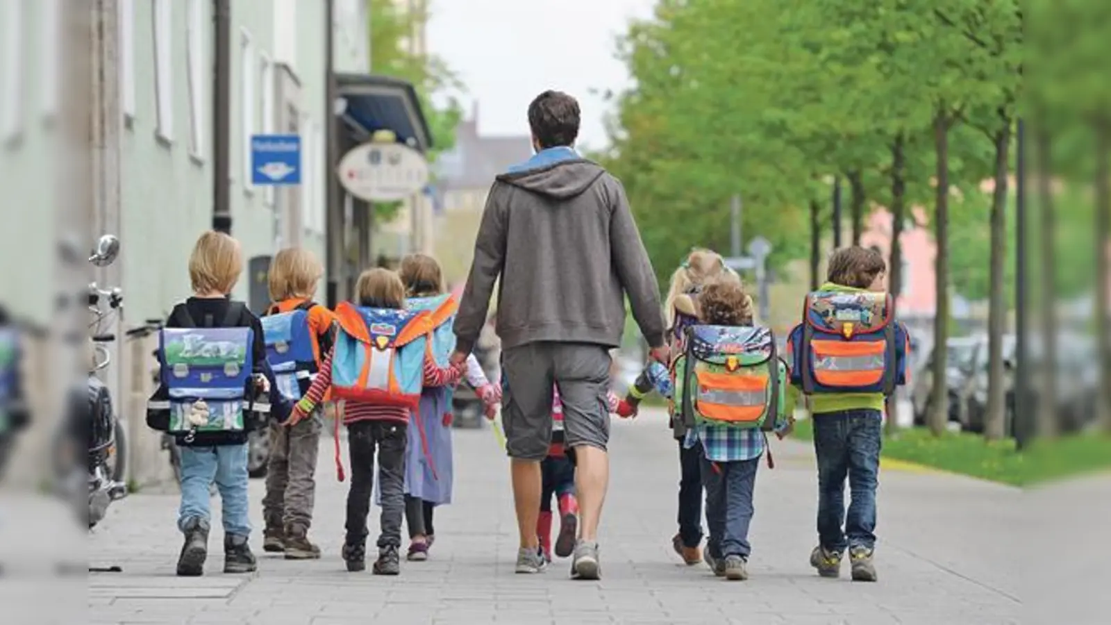 Ein denkbar einfaches Konzept: Beim »Bus mit Füßen« gehen die Kinder gemeinsam zu Fuß zur Schule und werden von einem Elternteil begleitet.	 (Foto: GreenCity/TobiasHase)