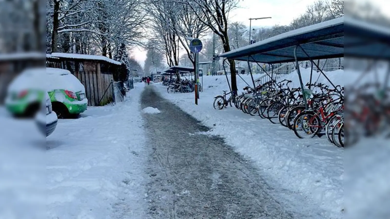 Schnee und Eis am Echinger Bahnhof hielt den Winterdienst seit dem Wochenende in Atem.	 (Foto: ch)