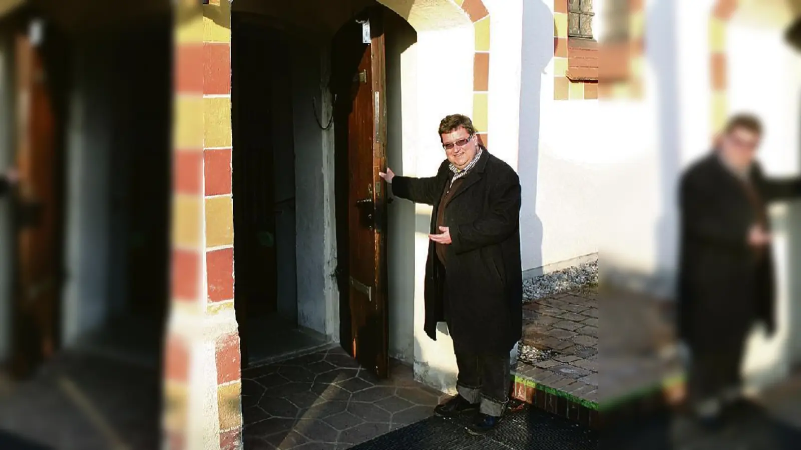 Hereinspaziert: Pfarrer Martin Cambensy lädt alle Moosacher zu den Jubiläumsfeierlichkeiten ein.  (Foto: wei)