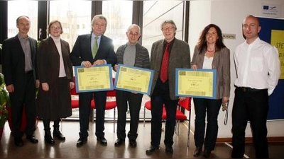 Spendenübergabe in der Berufsschule (von links): Walter Reimer (stv. Schulleiter), Anne-Katrin Kersten (städt. Schulreferat), Wilhelm Posth, Pater Alberto, Schulleiter Günter Hörlein sowie die Verbindungslehrer Ursula Roßgoderer und Jürgen Hofer. (Foto: job)