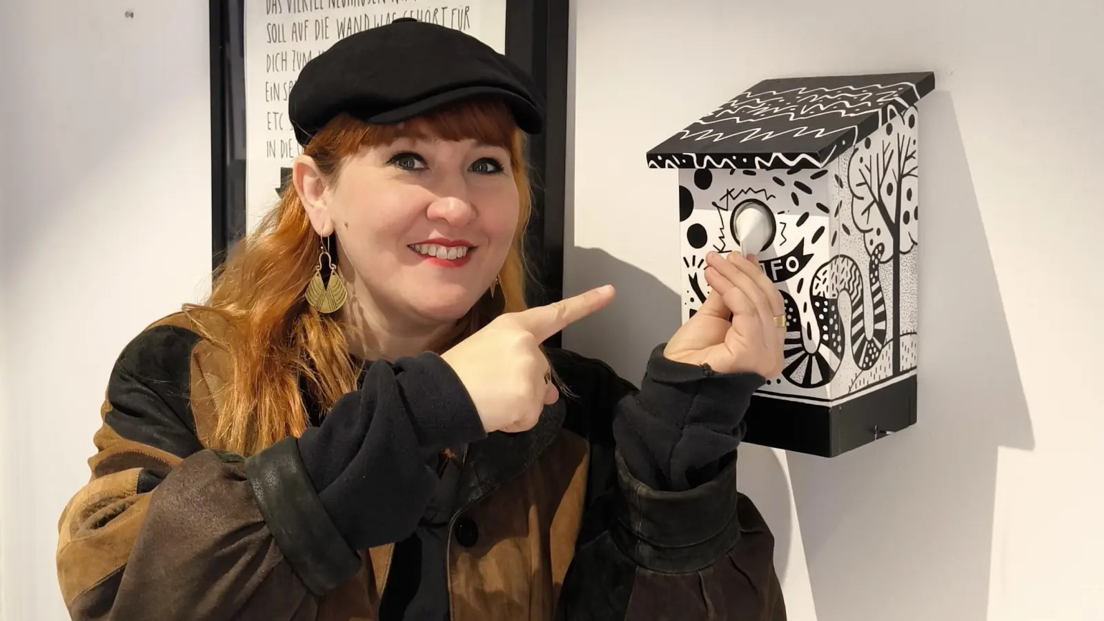 Künstlerin Miriam Frank ruft die Stadtteilbewohner dazu auf, ihre Vorstellungen vom eigenen Viertel auf einen Zettel zu schreiben und ins Vogelhäuschen im Trafo einzuwerfen. (Foto: Magdalena Waller)