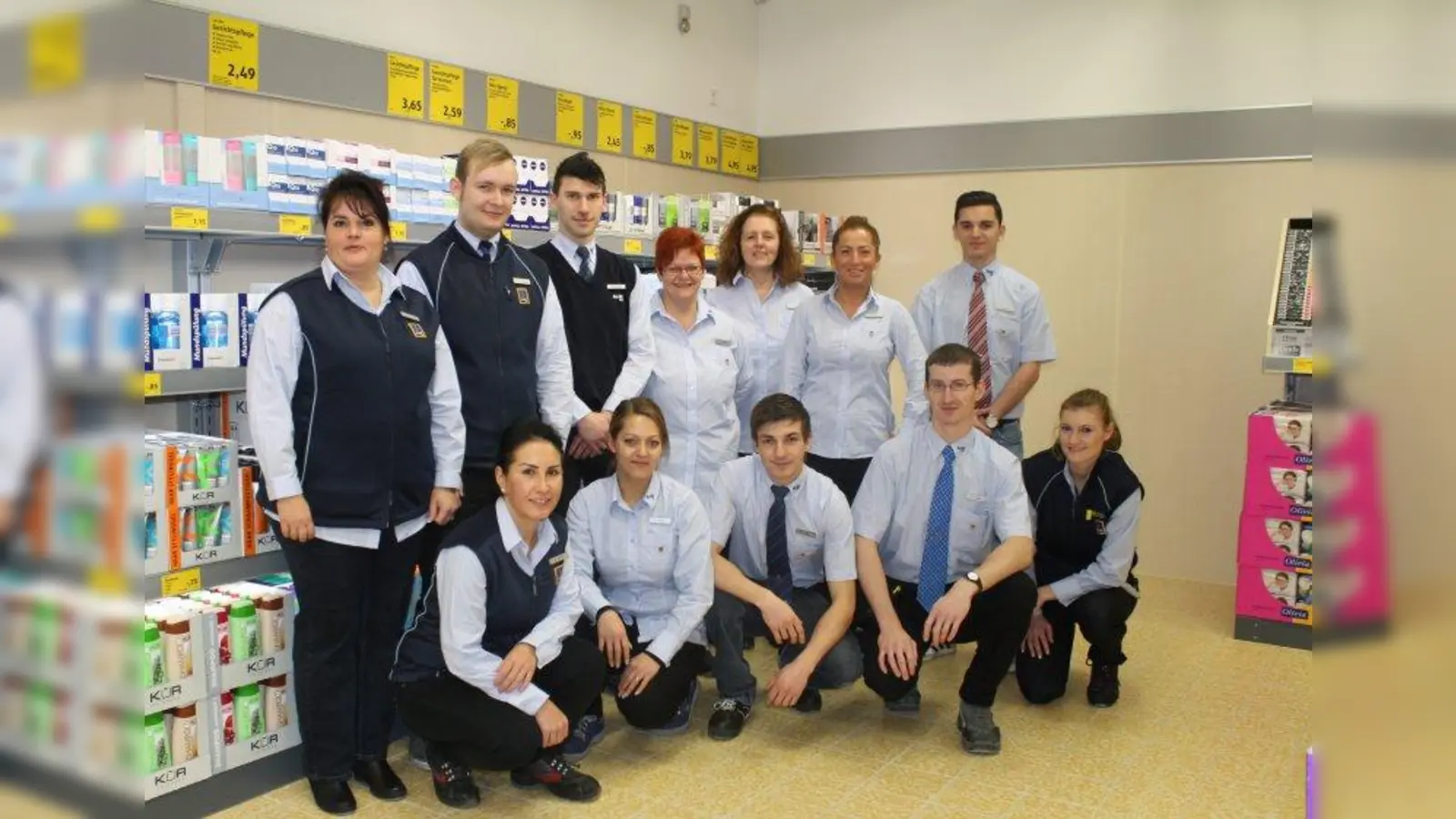 Das ALDI-Team im Forum Hirschgarten: vorne v.l.: Birgöl Alakir, Anett Kühne, Alexander Gack, Jozef Lasak, Sandra Kaiser; stehend v.l.: Alexandra Zientek, Denis Kalichman (stellvertretender Filialleiter), Karl Berninger (Filialleiter), Daniela Reitano, Sibylle Wagner, Nese Yildiz und Ardian Bajraktari (Foto: sb)