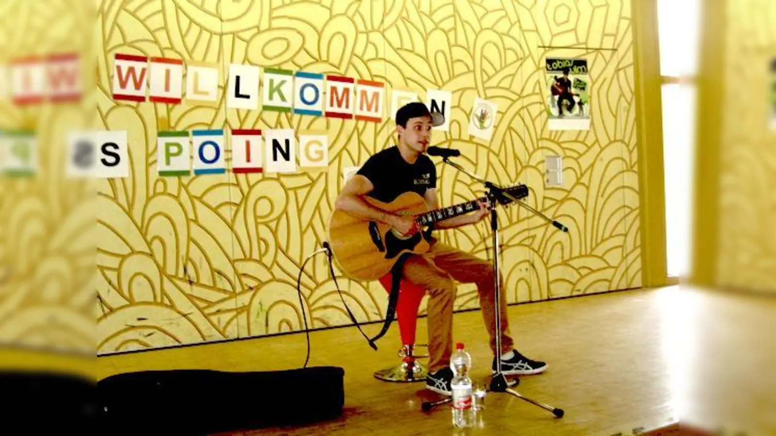 Unterstrichen mit Musik berichtet Tobias Ulm den Schülern von seinen Drogenerfahrungen.	 (Foto: Privat)