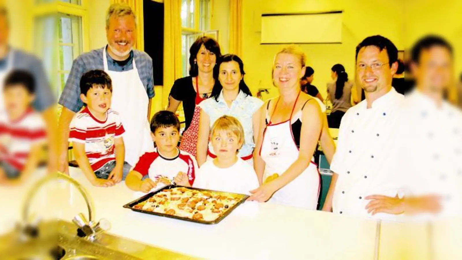 Gesund und preisgünstig kochen mit (v. l.): Karl Heinz Gimpfl und Petra Hellwig, Ayse und Mazena, ihren Kindern und Jan Wagner (re.).	 (Foto: aha)