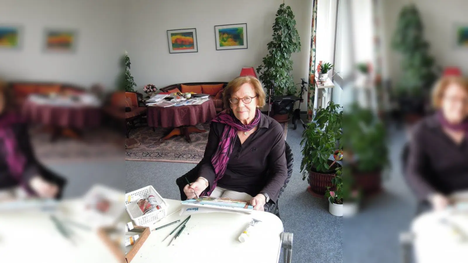 Hoch über den Dächern Münchens lebt Frau Schweer und hier entstehen auch ihre Bilder, zu denen sie durch die unterschiedlichsten Dinge inspiriert wird. (Foto: jb)