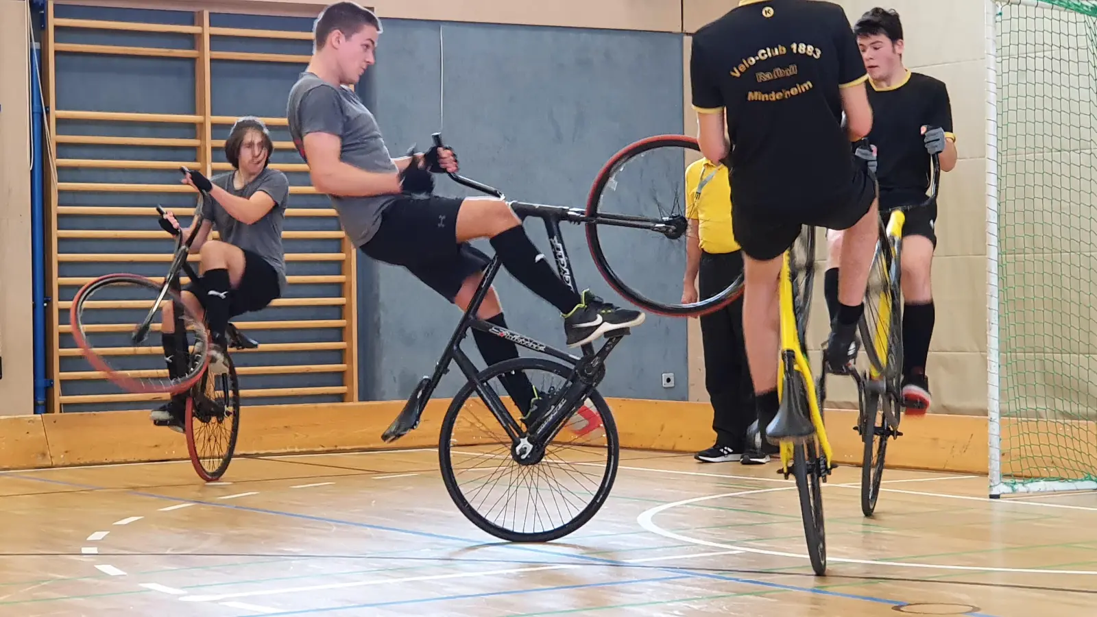 Pullachs Radballer Kyan Amin-Salehi und Christoph Miksche (von links) in Aktion gegen die Mannschaft aus Mindelheim.  (Foto: Jana Amin-Salehi)