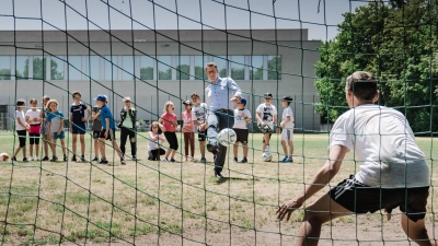 Ob er wohl trifft? Kunstminister Markus Blume beim Kicken in der Wallser Schule. (Foto: Axel König / StMWK)