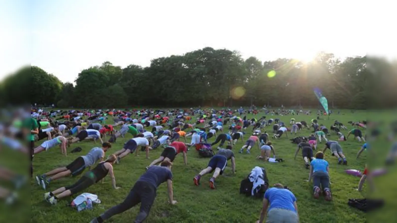 Jeder macht mit, so gut er kann und möchte. Mehrere hundert Teilnehmer kann Klaus Reithmeier Woche für Woche auf der Wiese unweit des Monopteros für köperliche Ertüchtigung begeistern.	 (Foto: Lederhosentraining)