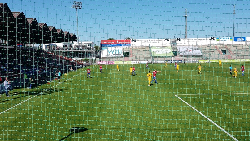 Wer künftig im Sportpark Unterhaching auf der Trainerbank der SpVgg sitzt, ist aktuell offen. (Archivbild: bas)