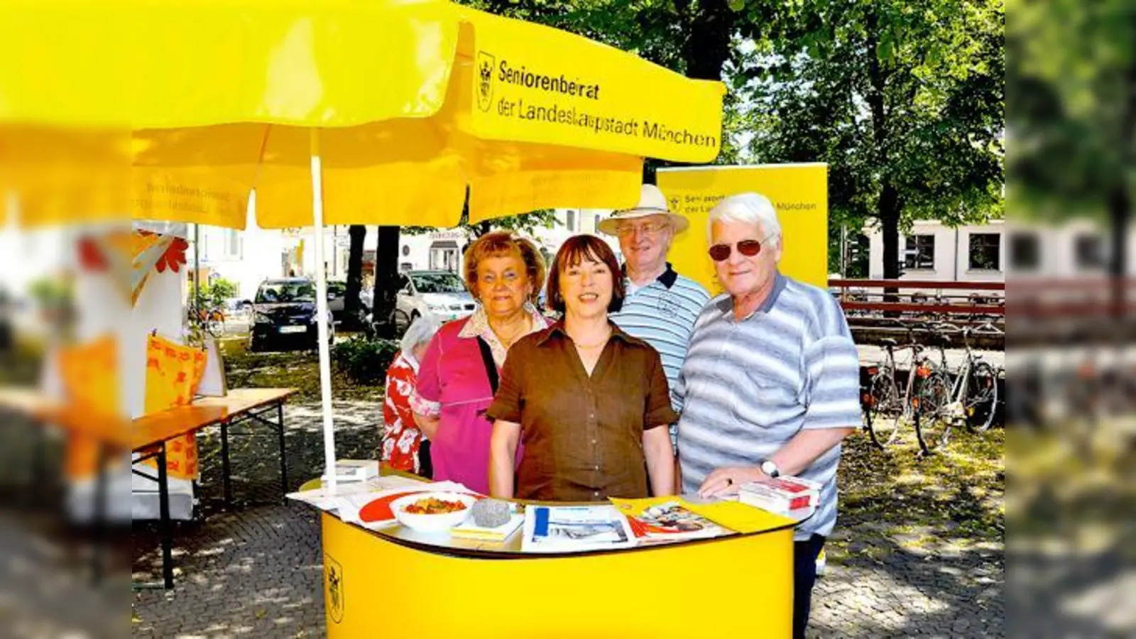 Klaus Bode (re.) und seine Kollegen aus Schwabing präsentieren den neuen, mobilen Informationsstand des Seniorenbeirats.	 (Foto: Föll)