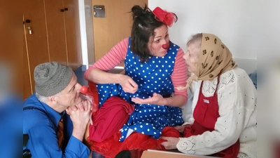 Die beiden KlinikClowns „Liselotte Henriette” und „Steffo” im Heiliggeist-Stift. (Foto: Karin Semmerow)
