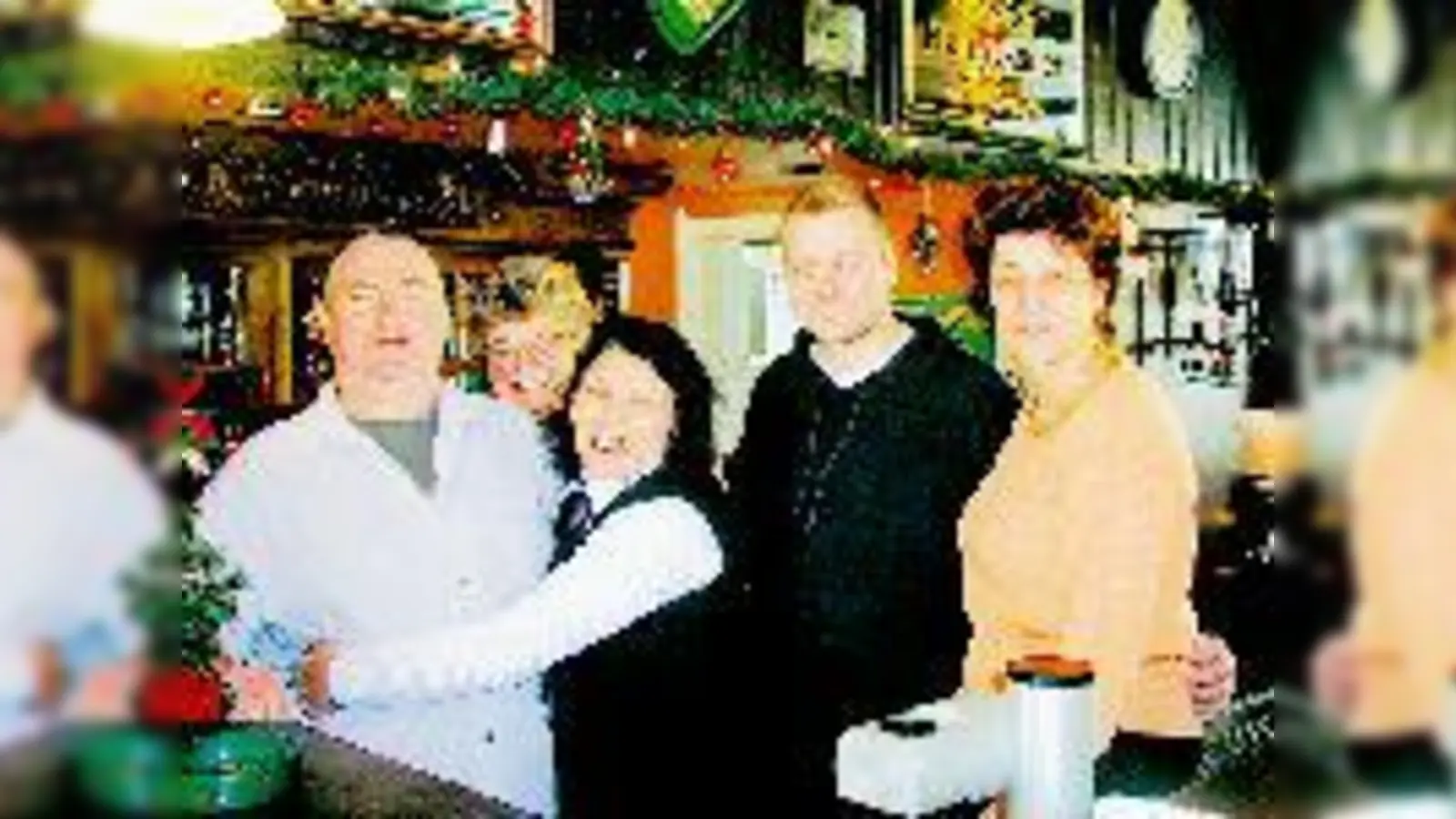 Sie packen es an: Peter Busch (Kellner), Ingrid Tebart (Bedienung), Mirijana Scheufele (Bedienung), Patrick Bernstein (Koch) und Cornelia Bauer (Geschäftsführerin; v. li.) vom »Spaten Hasenbergl«.	 (Foto: cr)