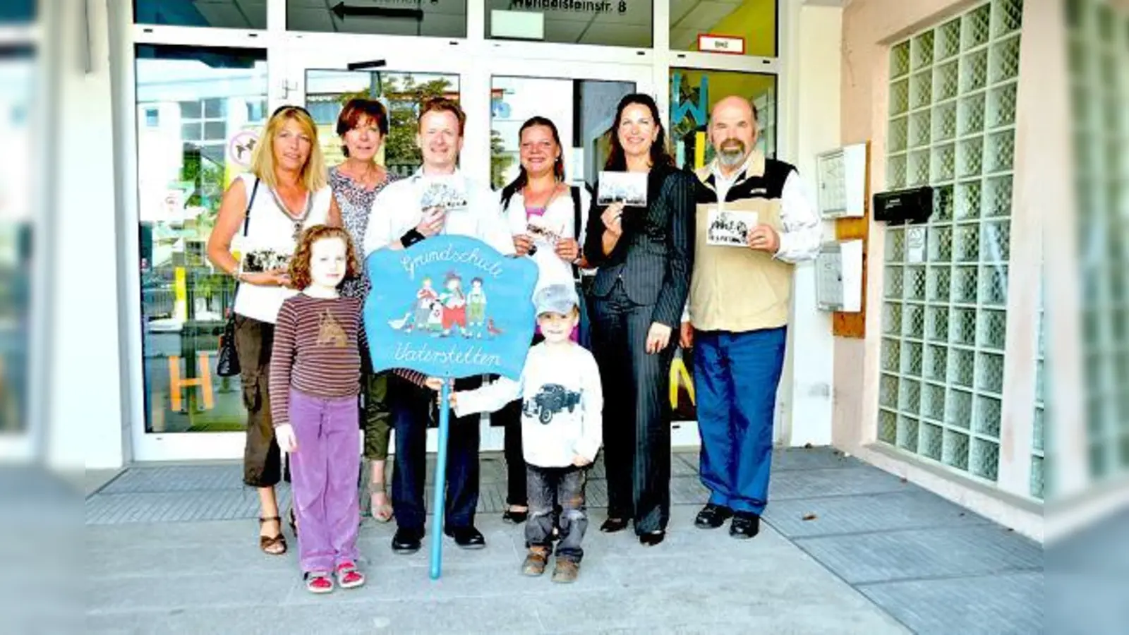 Ein wenig Nostalgie ist auch dabei: Ehemalige Schüler der Vaterstettener Wendelsteinschule erinnern sich an die Zeit, als sie die Schulbank drückten.	 (Foto: Sybille Föll)