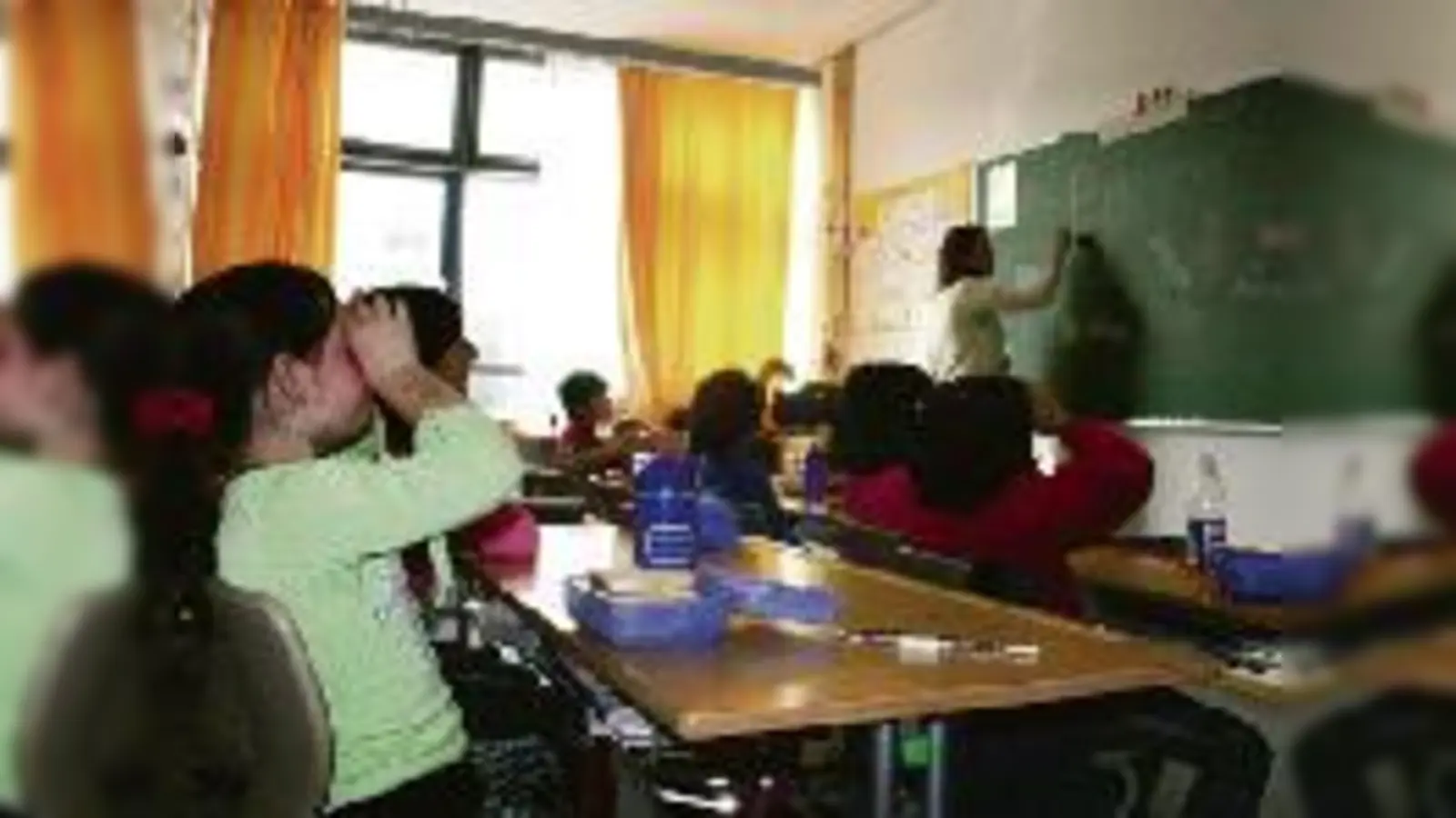 Wer die Tür öffnet, stößt beinahe schon gegen eine Schulbank: Die Sprachlernklasse in der Grundschule Hanselmannstraße muss sich auf 25 Quadratmetern zurechtfinden. Da wird jeder Zentimeter ausgenutzt.  (Foto: gf)